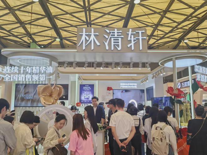 、自然堂等美妆企业亮相美博会！CQ9电子登录注册【现场】家化(图9)